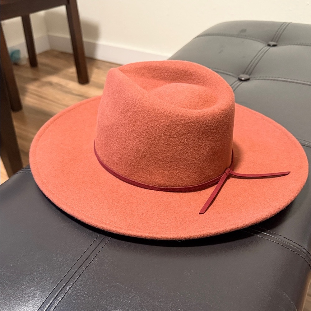 Womens Wide-Brim Felt Fedora Hat in Coral WOOL. New without tag.